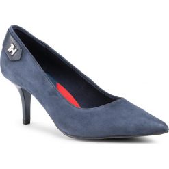 Szpilki TOMMY HILFIGER - Elevated Th Hardware Pump FW0FW04585 Sport Navy Db9. Niebieskie półbuty damskie TOMMY HILFIGER, z aplikacjami, ze skóry, sportowe, bez obcasa, na obcasie, bez zapięcia. Za 539,00 zł.