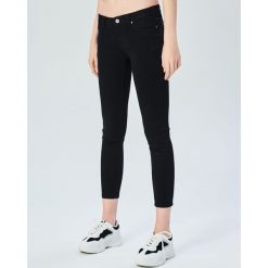 Jeansy skinny z niskim stanem - Czarny. Czarne jeansy damskie Sinsay, bez wzorów, z jeansu, z obniżonym stanem. Za 59,99 zł.