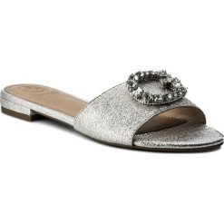 Klapki GUESS - Reed FLRED1 LEP19 SILVE. Szare klapki damskie Guess, z aplikacjami, ze skóry, bez obcasa, na obcasie. W wyprzedaży za 289,00 zł.