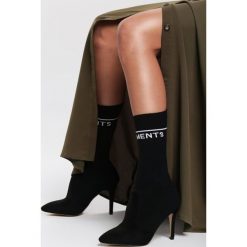Czarne Botki Need To Chill. Czarne botki damskie Renee, na jesień, z materiału, z otwartym noskiem, bez obcasa, na obcasie, bez zapięcia. Za 119,99 zł.