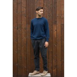 Klasyczny męski sweter Artisan granatowy. Niebieskie swetry męskie Veva, na zimę, s, bez wzorów, z wełny, klasyczne, z klasycznym kołnierzykiem, bez kaptura. Za 209,00 zł.