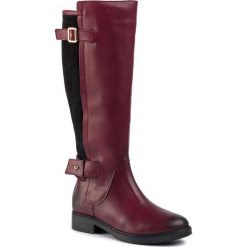 Oficerki TOMMY HILFIGER - Modern Suede Longboot FW0FW04335 Chocolate Truffle 299. Czerwone kozaki damskie TOMMY HILFIGER, ze skóry, bez obcasa, bez zapięcia. W wyprzedaży za 449,00 zł.