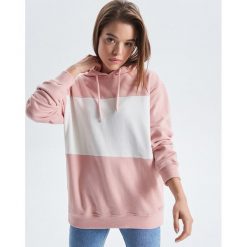 Dwukolorowa bluza z kapturem - Kremowy. Białe bluzy damskie marki Cropp, s, bez wzorów, bez rękawów, z kapturem. Za 89,99 zł.