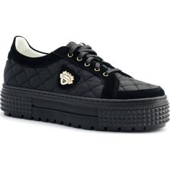 Pikowane czarne creepersy na grubej podeszwie 49P. Czarne buty sportowe damskie Neścior, bez wzorów, ze skóry, sportowe, bez obcasa, na platformie, na sznurówki. W wyprzedaży za 199,00 zł.