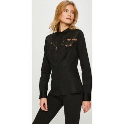 Guess Jeans - Koszula. Czarne bluzki damskie Guess Jeans, na co dzień, s, z aplikacjami, z elastanu, klasyczne, z klasycznym kołnierzykiem, z długim rękawem. W wyprzedaży za 239,90 zł.