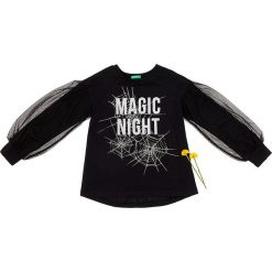 Bluza w kolorze czarnym. Czarne bluzy niemowlęce Benetton Kids, z nadrukiem, z tiulu, bez rękawów, bez kaptura. W wyprzedaży za 42,95 zł.