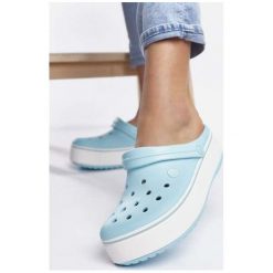 Crocs 205434-4JE ICE BLUE/ICE BLUE, chodaki. Niebieskie klapki damskie Crocs, bez wzorów, bez obcasa. Za 164,00 zł.