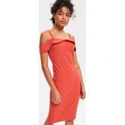 Sukienka cold shoulders - Pomarańczo. Różowe sukienki damskie marki Reserved, s, bez wzorów, bez kołnierzyka, bez rękawów. Za 89,99 zł.