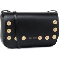 Torebka COCCINELLE - FV3 Mini Bag E5 FV3 55 M6 22 Noir 001. Czarne listonoszki damskie Coccinelle, bez wzorów, ze skóry, bez dodatków. Za 849,00 zł.