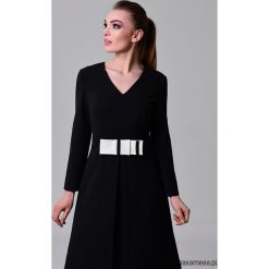 Czarna sukienka z kontrafałdą PETRA. Czarne sukienki damskie Pakamera, bez wzorów, eleganckie, bez kołnierzyka, bez rękawów, midi. Za 360,00 zł.
