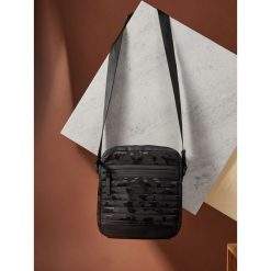 TOREBKA MĘSKA NA RAMIĘ TYPU LISTONOSZKA. Czarne torby męskie skórzane marki Top Secret, moro, z tkaniny. W wyprzedaży za 49,99 zł.