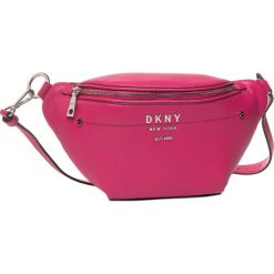 Saszetka nerka DKNY - R01IAG95 688. Różowe nerki damskie DKNY, bez wzorów, ze skóry, bez dodatków. W wyprzedaży za 689,00 zł.