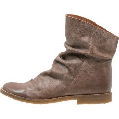 Felmini CLASH Botki camel. Brązowe botki damskie marki Felmini, ze skóry, klasyczne, bez obcasa, bez zapięcia. Za 409,00 zł.