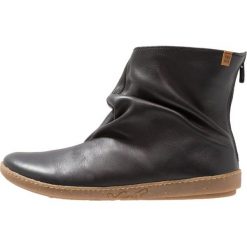 El Naturalista CORAL Botki black. Czarne botki damskie marki El Naturalista, ze skóry, klasyczne, bez obcasa, bez zapięcia. Za 589,00 zł.