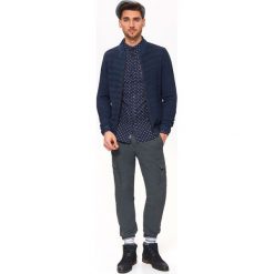 KARDIGAN TYPU BOMBER. Niebieskie kardigany damskie marki Top Secret, na zimę, xxl, z dzianiny, eleganckie, z okrągłym kołnierzem. W wyprzedaży za 49,99 zł.