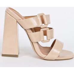 Public Desire - Klapki. Klapki damskie Public Desire, bez wzorów, ze skóry, bez obcasa, na obcasie. W wyprzedaży za 59,90 zł.