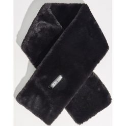 Pluszowy szal - Czarny. Czarne bez kategorii marki Sinsay. Za 29,99 zł.