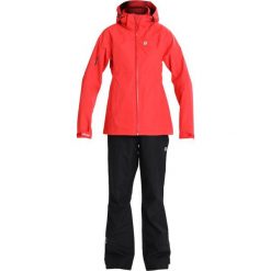 8848 Altitude BROOKE RAINSET SET Kurtka hardshell poppy. Czerwone kurtki sportowe damskie marki 8848 Altitude, z hardshellu. W wyprzedaży za 440,30 zł.