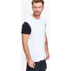 T-shirty męskie: T-SHIRT MĘSKI Z KONTRASTOWYMI RĘKAWAMI