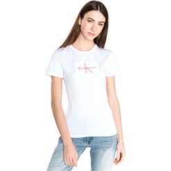 Calvin Klein Koszulka Biały. Białe koszulki damskie Calvin Klein, l, z nadrukiem, z bawełny, bez kołnierzyka, z krótkim rękawem. Za 240,95 zł.