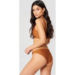 Hannalicious x NA-KD Dół bikini z marszczeniem - Brown. Brązowe bikini Hannalicious x NA-KD. W wyprzedaży za 24,29 zł.