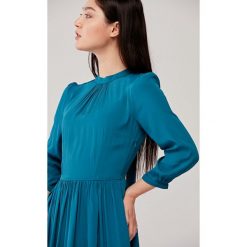 Sukienka Celia niebieska 44 niebieski. Niebieskie sukienki damskie s, bez wzorów, z jedwabiu, ze stójką, bez rękawów. Za 367,00 zł.