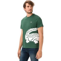 Lacoste Koszulka Zielony. Zielone podkoszulki męskie Lacoste, l, z nadrukiem, z bawełny, z krótkim rękawem. Za 285,95 zł.