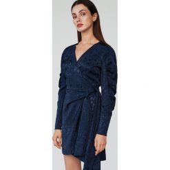 Kopertowa sukienka mini - Granatowy. Niebieskie sukienki damskie Reserved, bez wzorów, bez kołnierzyka, bez rękawów, mini, kopertowe. Za 249,99 zł.