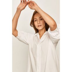 Answear - Koszula. Białe bluzki damskie ANSWEAR, na co dzień, s, bez wzorów, z bawełny, klasyczne, z klasycznym kołnierzykiem, bez rękawów. W wyprzedaży za 79,90 zł.