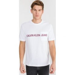 Calvin Klein Koszulka Biały. Białe podkoszulki męskie Calvin Klein, l, z nadrukiem, z bawełny, bez kołnierzyka, z krótkim rękawem, krótkie. Za 204,95 zł.