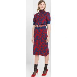 Baum und Pferdgarten CHARISSE Tshirt z nadrukiem navy poppy. Niebieskie t-shirty damskie marki Baum und Pferdgarten, l, z nadrukiem, z materiału. Za 839,00 zł.