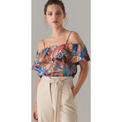 Bluzka cold shoulder we wzory - Żółty. Żółte bluzki damskie Mohito, bez wzorów, bez kołnierzyka, bez rękawów. W wyprzedaży za 39,99 zł.
