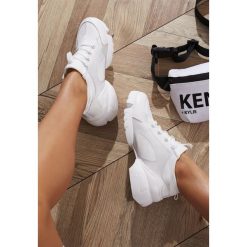 Białe Sneakersy Athizithe. Białe sneakersy damskie Renee. W wyprzedaży za 89,99 zł.