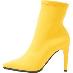 LAB Botki na obcasie yellow. Czarne botki damskie na obcasie marki LAB, z materiału, klasyczne. Za 359,00 zł.