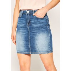 Spódnica jeansowa Guess Asia Midi W01D80 D38R8. Niebieskie spódniczki damskie Guess, z aplikacjami, z elastanu, midi. W wyprzedaży za 239,00 zł.