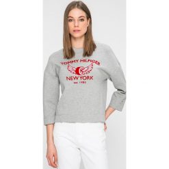 Tommy Hilfiger - Bluza. Szare bluzy damskie z nadrukiem marki TOMMY HILFIGER, s, z bawełny, bez kaptura. W wyprzedaży za 219,90 zł.