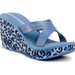 Klapki IPANEMA - Lipstick Straps VI Fem 82856 Blue/Blue 20729. Niebieskie klapki damskie Ipanema, bez wzorów, z tworzywa sztucznego, bez obcasa, na obcasie. W wyprzedaży za 119,00 zł.