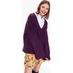 SWETER DŁUGI RĘKAW DAMSKI LUŹNY. Fioletowe swetry klasyczne damskie marki Top Secret, na zimę, l, z dzianiny. W wyprzedaży za 39,99 zł.