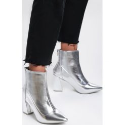 Srebrne Botki Shiny Woman. Szare botki damskie Renee, ze szpiczastym noskiem, za kostkę, na wysokim obcasie, na obcasie, bez zapięcia. Za 129,99 zł.