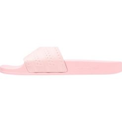 Adidas Originals ADILETTE Sandały kąpielowe haze coral. Różowe sandały damskie marki adidas Originals, z tworzywa sztucznego. Za 169,00 zł.