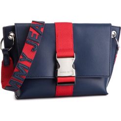 Torebka TOMMY JEANS - Tjw Modern Girl Crossover AW0AW06226 496. Niebieskie listonoszki damskie marki Tommy Jeans, z aplikacjami, z jeansu, zdobione, bez dodatków. Za 549,00 zł.