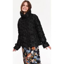 KRÓTKA KURTKA Z TKANINY W STRUKTURALNY KWIATOWY WZÓR. Czarne kurtki damskie Top Secret, na zimę, bez wzorów, z tkaniny, eleganckie, krótkie, bez kaptura. W wyprzedaży za 119,99 zł.