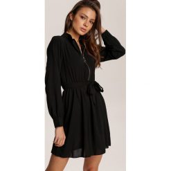 Czarna Sukienka Charlith. Czarne sukienki damskie Renee, uniwersalny, bez wzorów, bez kołnierzyka, bez rękawów, mini. Za 139,99 zł.