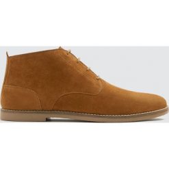 Zamszowe botki desert w kolorze camel. Brązowe botki męskie marki Pull&Bear, bez zapięcia. Za 199,00 zł.