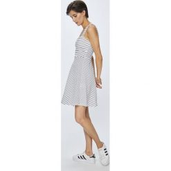 Haily's - Sukienka. Czerwone sukienki damskie dzianinowe marki Haily's, na co dzień, s, casualowe, na ramiączkach, mini, rozkloszowane. W wyprzedaży za 59,90 zł.