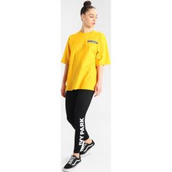 Topy sportowe damskie: Ivy Park BADGE LOGO TEE Tshirt z nadrukiem Yellow