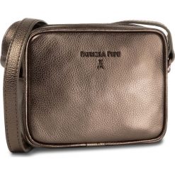 Torebka PATRIZIA PEPE - 2V8986/A4U8-F1YL Titane Metal. Żółte listonoszki damskie Patrizia Pepe, bez wzorów, ze skóry, eleganckie, bez dodatków. Za 489,00 zł.