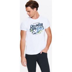 T-SHIRT MĘSKI Z NADRUKIEM. T-shirty męskie Top Secret. W wyprzedaży za 29,99 zł.