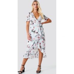 Trendyol Kopertowa sukienka w kwiaty - Grey. Szare sukienki damskie Trendyol, w kwiaty, z falbankami, z krótkim rękawem, krótkie, midi, kopertowe. Za 141,95 zł.