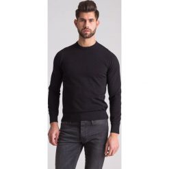 Czarny sweter męski z logo marki. Czarne swetry męskie Emporio Armani, xl, bez wzorów, bez kołnierzyka, bez kaptura. Za 579,00 zł.